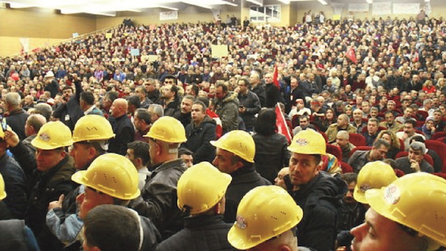 Toplantıda bazı katılımcılar başlarına sarı işçi baretleri taktı.