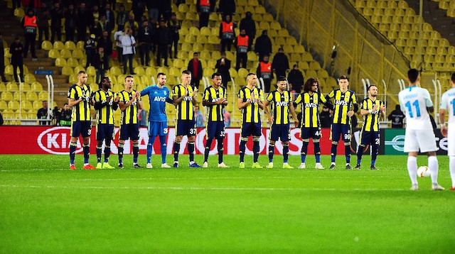 Fenerbahçeli futbolcular Zenit maçı öncesinde Sala için saygı duruşunda bulundu.