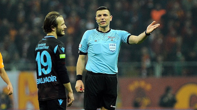Ümit Öztürk'ün Galatasaray-Trabzonspor maçındaki kararları bordo-mavililierin büyük tepkisini çekti. 