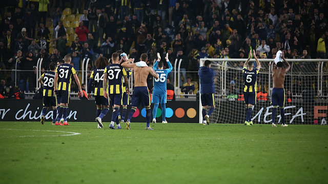 Fenerbahçeli taraftarlar Zenit maçı sonrasında tribünleri selamladı.