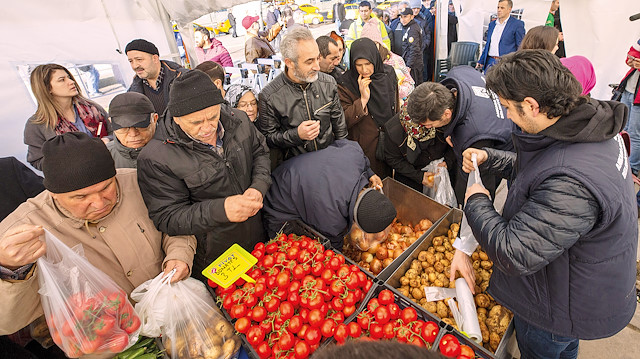 İstanbul ve Ankara’daki tanzim satış noktalarında, piyasanın yarı fiyatına sebze meyve satışları başladı.
