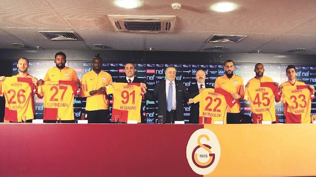 Türk Telekom Stadı'nda gerçekleştirilen imza törenine Başkan Mustafa Cengiz, İkinci Başkan Abdurrahim Albayrak ve Başkan Yardımcısı Yusuf Günay katıldı. .