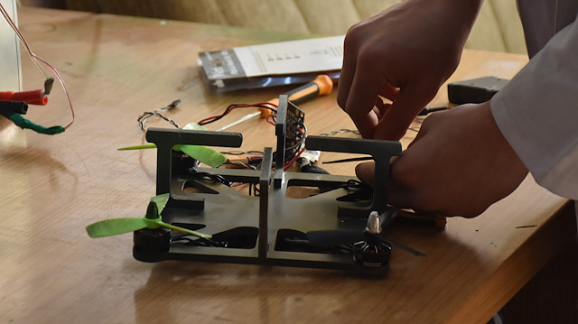 Öğretmenlerinden destek alan lise öğrencileri yarışmalara kendi tasarladıkları dronelar ile katılıyor.