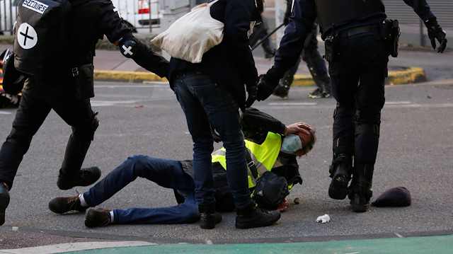 Sarı Yelekliler, Fransız polisinin şiddetine maruz kaldı. 