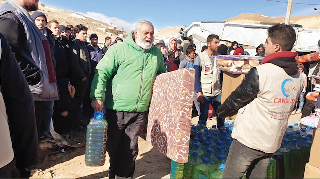 Dernek, mültecilerin ısınma sorununu çözmek için 2 bin 40 adet sıvı yakacak dağıtımı gerçekleştirdi.