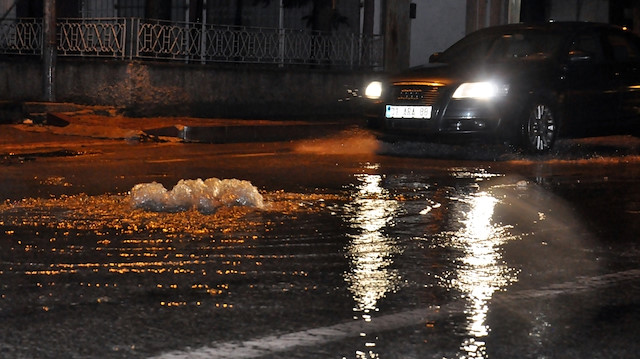 Sağanak yağışın etkisiyle bazı mahalleleri su bastı
