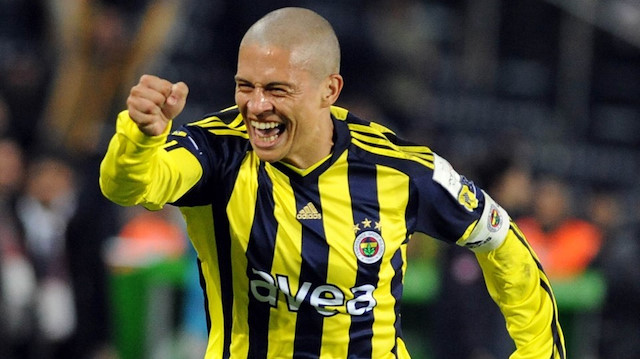 Alex, Fenerbahçeli taraftarların unutamadığı futbolcular arasında yer alıyor.