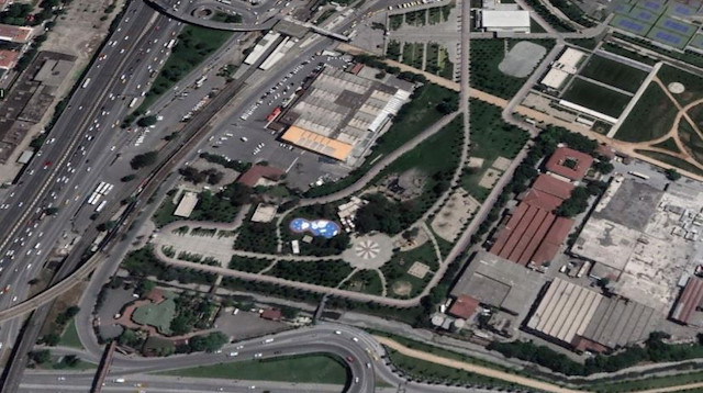 Akın Tekstil'e ait 51 bin m2'lik arazinin havadan görüntüsünde, arazinin şehir parkının ortasında kaldığı görülüyor.