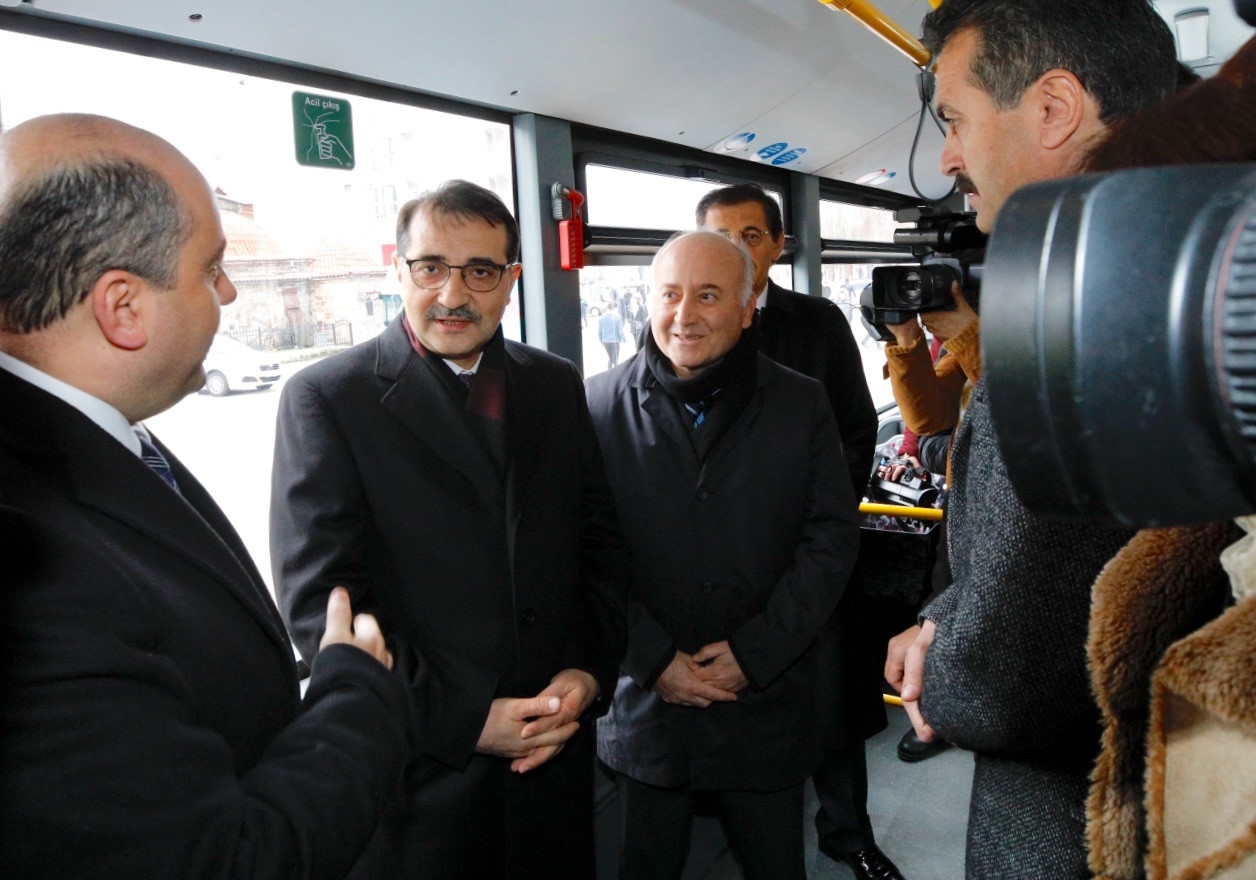Enerji Bakanı Fatih Dönmez Bolu Belediye Başkan Adayı Fatih Metin'in şehre getirttiği metrobüsün içinde bilgi aldı.