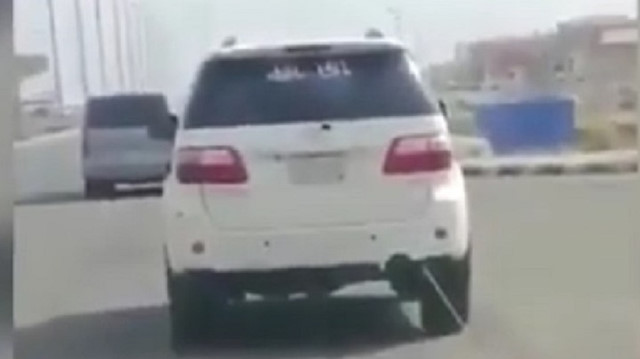 ​غضب على مواقع التواصل من سعودي يسحل كلبا بسيارته (ِشاهد)