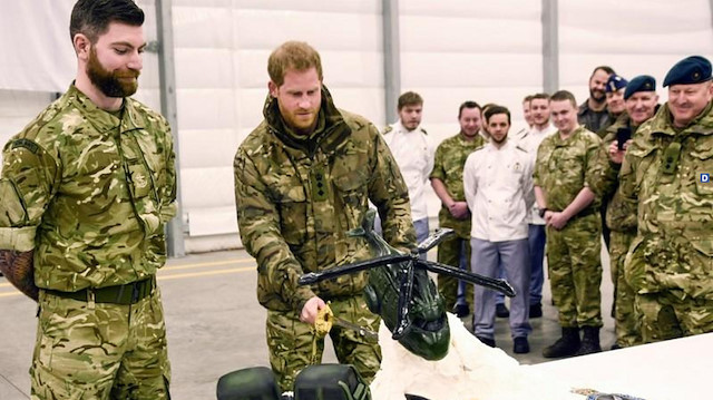 ​أمير بريطاني شهير يحتفل بعيد الحب في قاعدة عسكرية ملكية