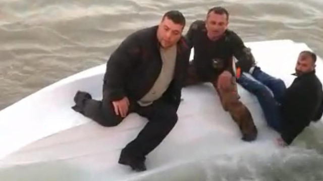 Alabora olan teknenin üzerine çıkan 3 kişi yardım bekledi. 