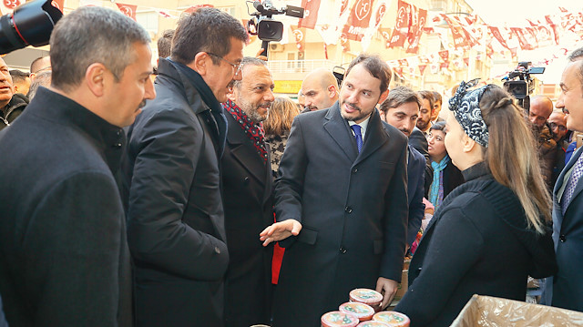 Hazine ve Maliye Bakanı Berat Albayrak, dün İzmir’deydi. Albayrak ve AK Parti İzmir Büyükşehir Belediye Başkan Adayı Nihat Zeybekci; Bayraklı Sevgi Yolu’nda esnafı ziyaret etti.