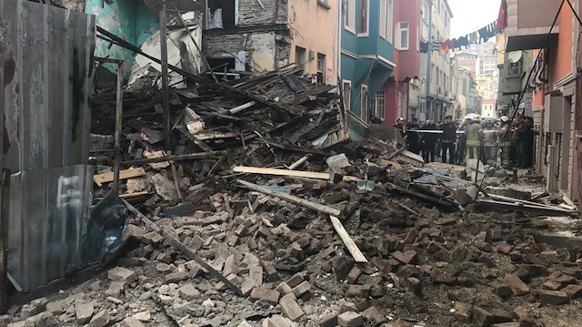 Balat'ta çöken binanın enkazı