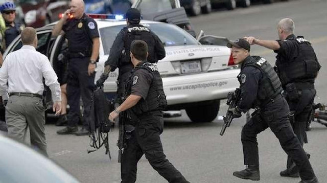 قُتل 5 أشخاص وجُرح 5 من الشرطة في هجوم مسلح على متجر بمدينة أورورا في ولاية إيلينوي الأمريكية.