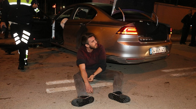 Adana'da emniyet müdürlüğünün kapısına çarpan alkollü sürücü.