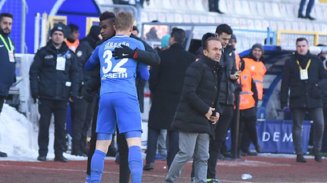 Erzurumsporlu futbolcular atılan gol sonrası Rashad Muhammed'in yanına giderek moral verdi.