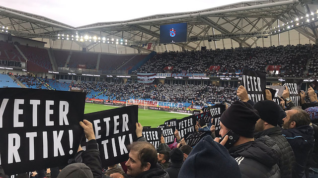 Trabzonsporlu taraftarlar hakem hatalarına açtıkları pankartlarla dikkati çekti.