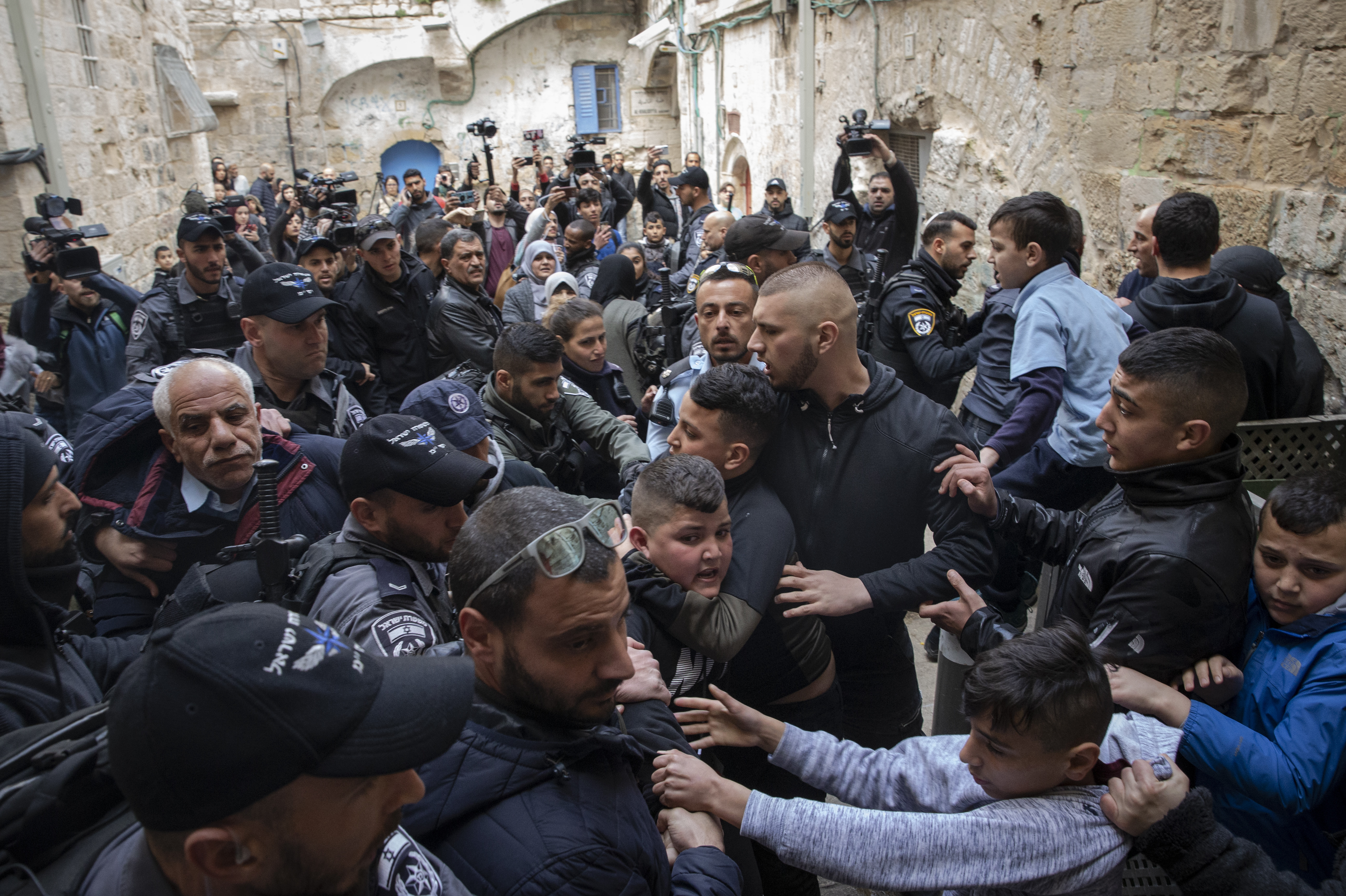 İsrail polisi, aileyi zorla evden çıkartırken darp etti.