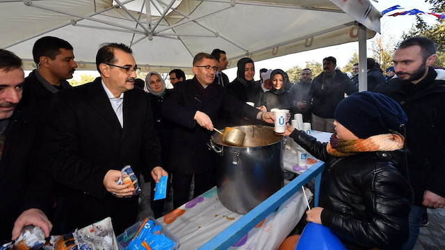 ​Enerji ve Tabii Kaynaklar Bakanı Fatih Dönmez, vatandaşlara çorba dağıttı