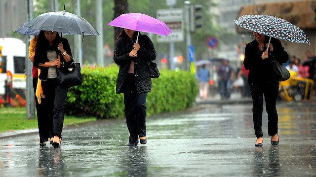 Yağmurlu havada yürüyen vatandaşlar.