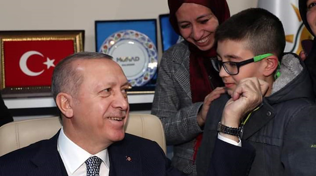Erdoğan AK Parti Altıeylül İlçe Başkanlığında vatandaşlarla sohbet etti.