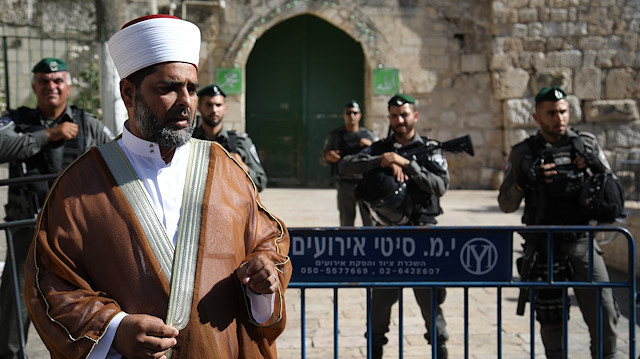 Arşiv: İsrail işgal polisi Mescid-i Aksa’nın kapılarını hukuksuz bir şekilde kapatarak Müslümanların girişlerine engelliyor.