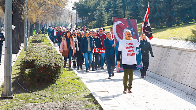 CHP’lilerin İstanbul’dan Ankara’ya yürüyüşü tamamlandı. Ankara İl Başkanlığı önünde toplanan grup önce Anıtkabir’e ardından da genel merkeze gitti.