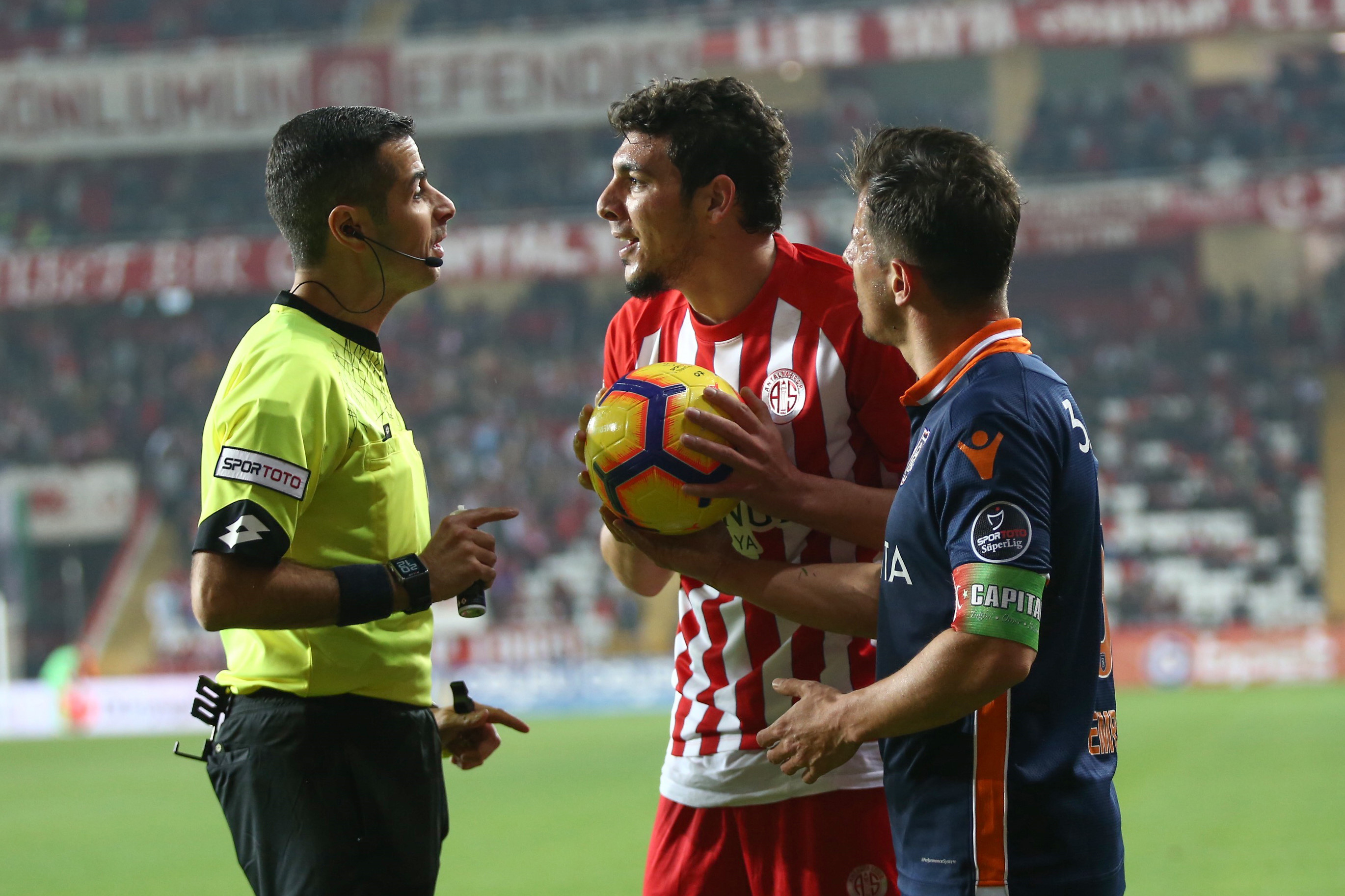 Antalyasporlu futbolcu Salih Dursun, Mete Kalkavan'ın hatalı kararına tepki gösterdi.