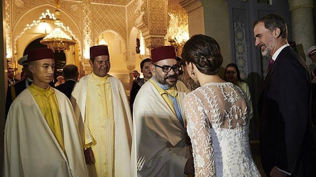 ​العاهل المغربي يخلع عباءته أمام ملك إسبانيا وزوجته... ماذا حدث