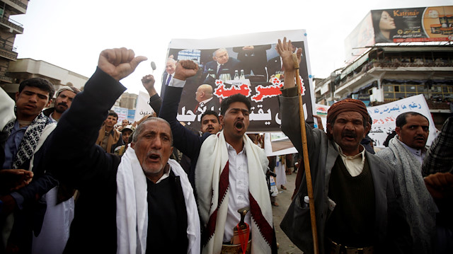 Husiler, Yemen Dışişleri Bakanı Halid el-Yemani'nin Netanyahu ile yanına oturmasına tepki gösterdi.