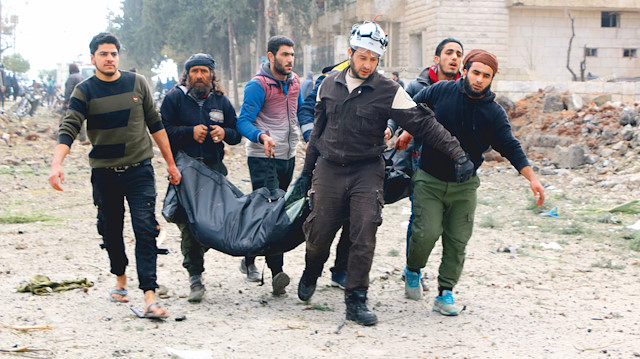 İdlib’in merkezinde iki bomba yüklü aracın birbiri ardına patlatılması sonucu 17 sivil yaşamını yitirdi.