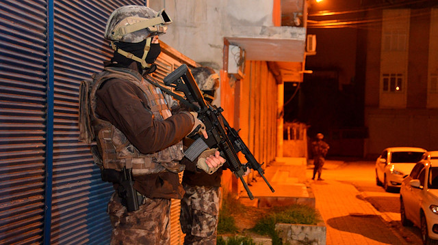 Adana merkezli yasa dışı bahis operasyonunda çok sayıda kişi gözaltına alındı. 