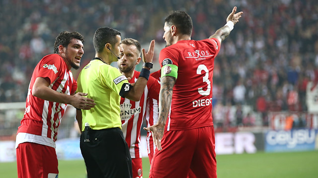 Mete Kalkavan'ın Antalyaspor-Başakşehir maçındaki kararları kırmızı-beyazlı ekibin tepkisini çekti.