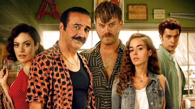Organize İşler Sazan Sarmalı filminin oyuncu kadrosunda Yılmaz Erdoğan, Kıvanç Tatlıtuğ, Ezgi Mola ve Bensu Soral yer alıyor.
