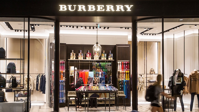 Burberry, kıyafet, parfüm ve moda aksesuarları üretiyor.