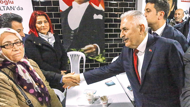 Binali Yıldırım seçim çalışmalarını başlattığı Eyüp’te CHP seçim merkezini ziyaret etti.