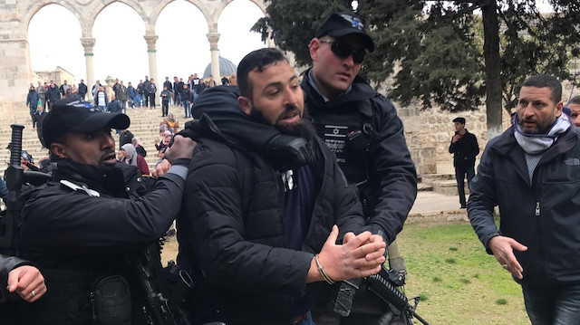 Israeli police shut Jerusalem's Aqsa Mosque


