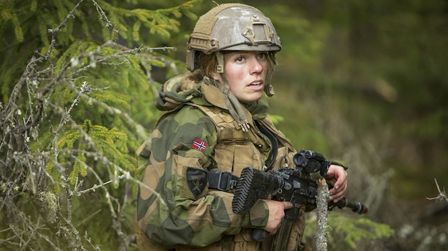 Zorunlu askerlik sisteminin uygulandığı Norveç'te, kadınlar da askere gidiyor. 