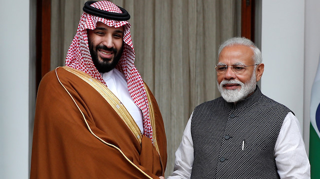 Suudi Arabistan'ın Prensi Muhammed bin Selman, Yeni Delhi'deki Hyderabad Evi'ndeki görüşmelerinden önce Hindistan Başbakanı Narendra Modi ile el sıkışıyor.