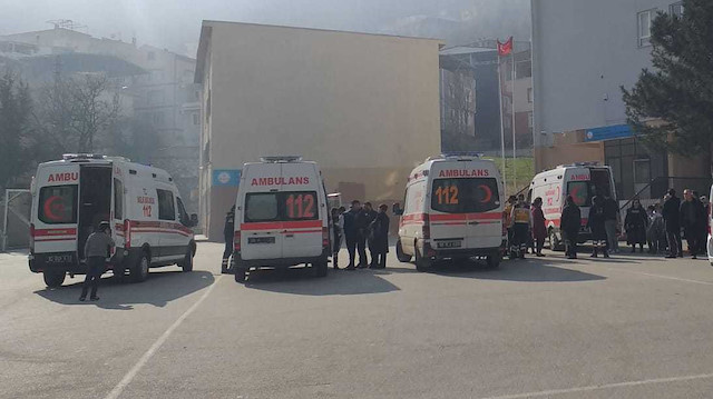 Olayın ardından okula çok sayıda polis ve ambulans sevk edildi.