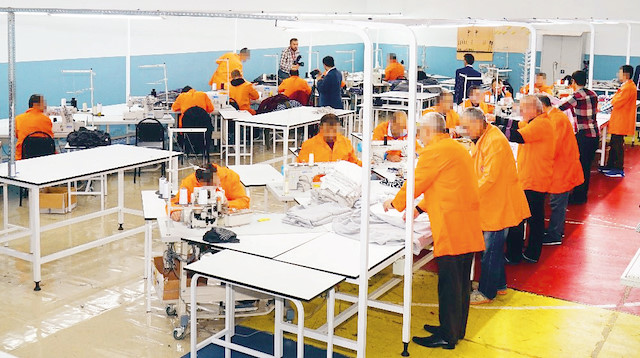 Cezaevinde oluşturulan tekstil atölyelerinde mahkumlar çalışıyor.