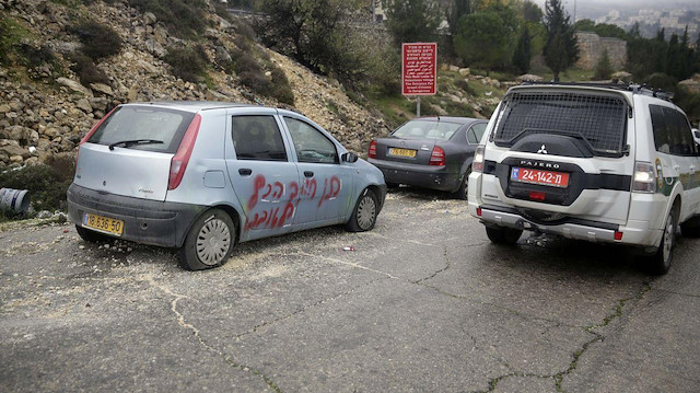 Filistinlilere ait araçlara 'Bedel Ödetme' yazısı yazıldı. (Fotoğraf: AA) 