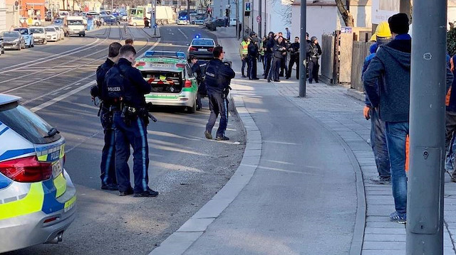Münih polisi bölgeye intikal edince 2 cesetle karşılaştı. 