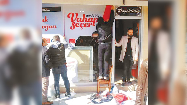 Mersin’de CHP’liler, ‘tek adam’ olarak suçladıkları Büyükşehir Belediye Başkan adayı Vahap Seçer’in afişlerini indirdi, posterlerini yırttı.