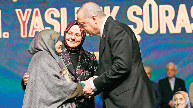 Birinci Yaşlılık Şurası’na katılan Erdoğan, yaşlılarla sohbet etti.
