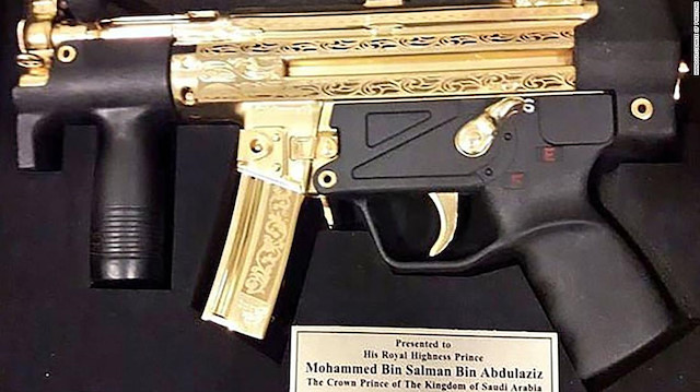 Pakistan senatosunun Prens Selman'a hediye ettiği altın kaplamalı yarı otomatik silah.