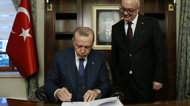 Cumhurbaşkanı Erdoğan şeref defterini imzaladı.