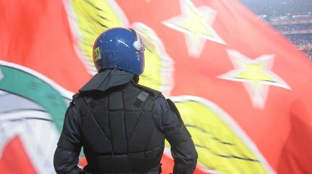 Lizbon'da Kamu Güvenliği Polisi sarı-kırmızılı bir taraftarı göz altına aldı.
