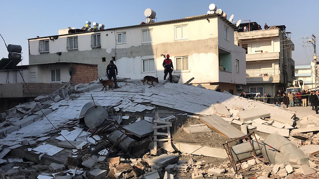 Mersin'deki olay yerinde inceleme yapan AFAD ekipleri.